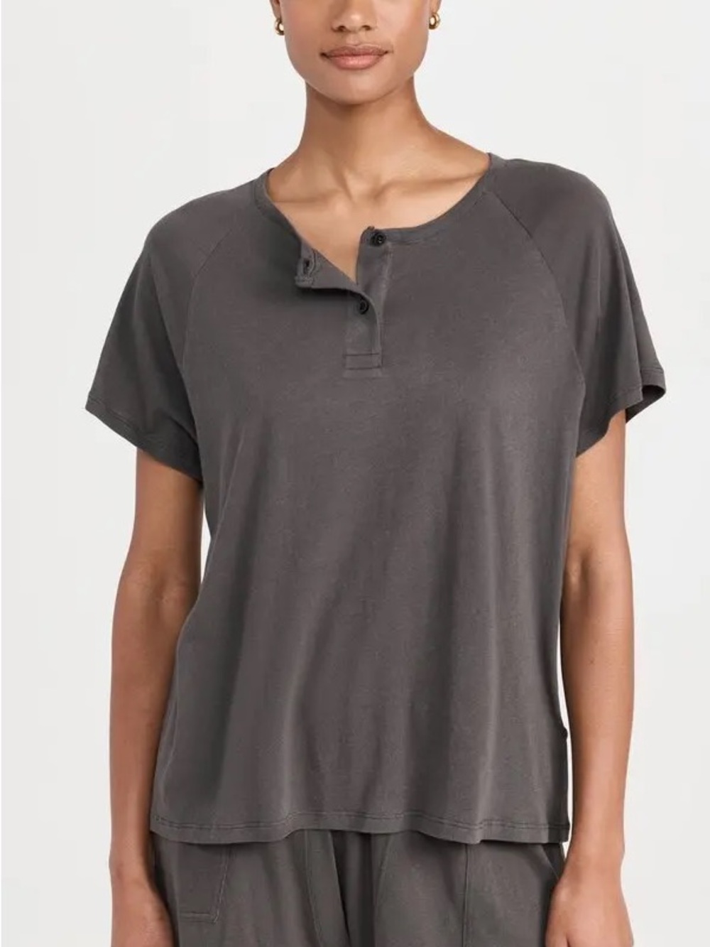 THE GREAT. The Raglan Sleep Henley Washed Black M